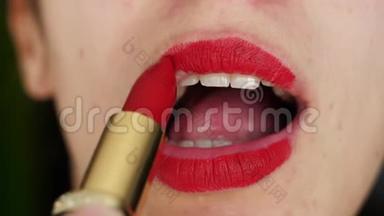 美丽的女孩的肖像，她用鲜红的口红在嘴唇上嘴唇。 年轻女人用红唇做的唇